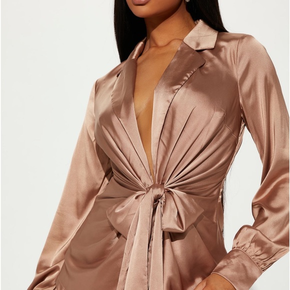 🥂🍾FASHION NOVA 2 PC SATIN CHAMPAGNE TIE IN FRONT SKIRT SET VERY SEXY - Picture 5 of 10